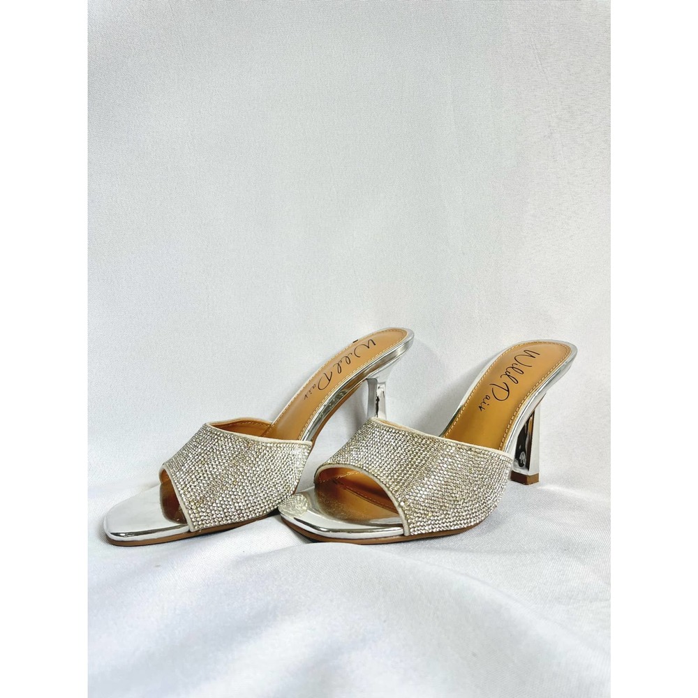 Amazing Bedazzled Diamond Embellishment Heels Reflective/ Mirror heels Size 6